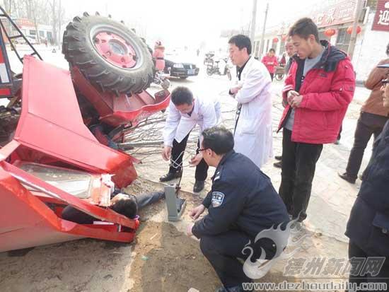 農(nóng)用拖拉機(jī)側(cè)翻 駕駛員被困車(chē)頭下