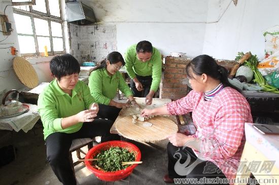 與村民一起包水餃。