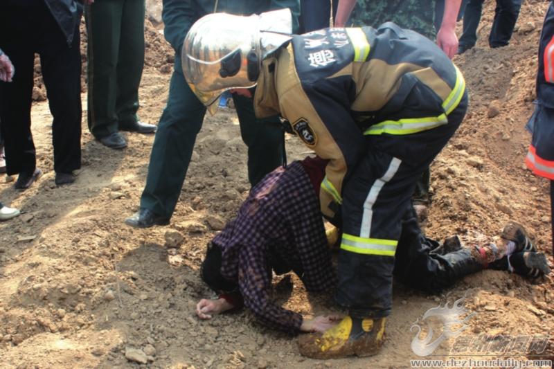 兩名消防官兵下河救人