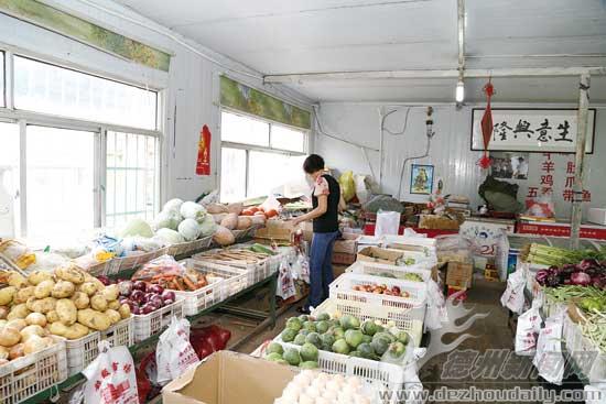 顧客在小申便民市場(chǎng)整齊的貨柜前選購(gòu)食品。記者 張睿 攝