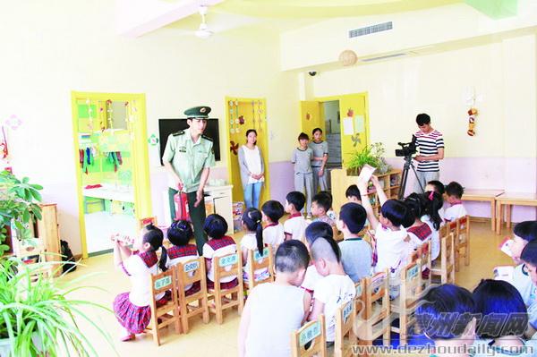 賈辰龍給幼兒園的孩子講解消防知識(shí)。