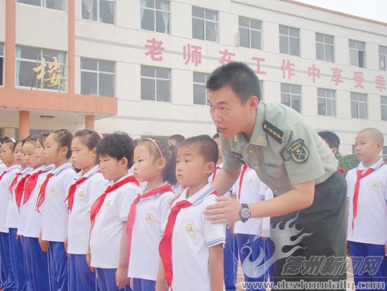 夏津縣勝利希望小學(xué)學(xué)生進(jìn)行軍事訓(xùn)練