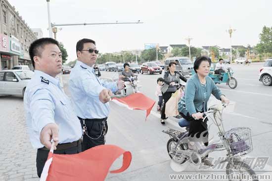 夏津縣地稅局機關黨員協(xié)助交警指揮交通