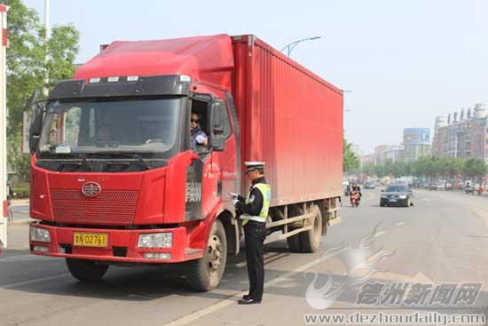 民警嚴查通行車輛。