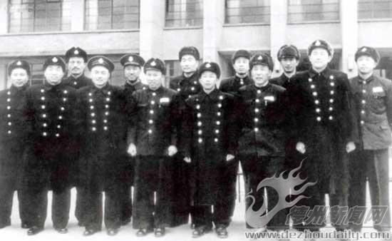 1951年，海軍初建時期主要負責人。后排左二為袁也烈。